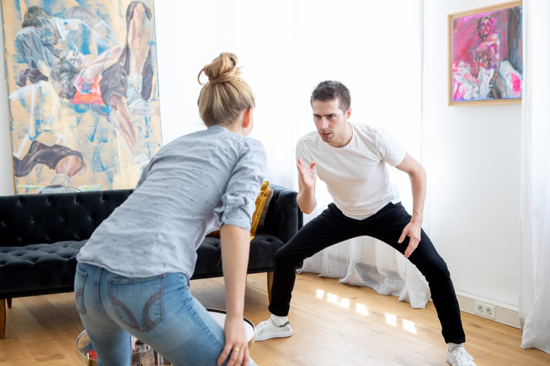 Ein Paar genießt eine Wii-Partie in seinem Wohnzimmer.